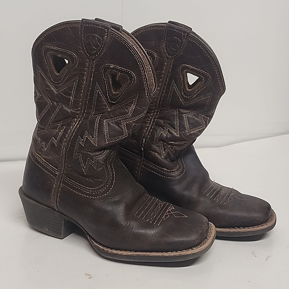 Ariat youth brown leather cowboy boots. 8.5" across bottom. No size tag. Unisex.